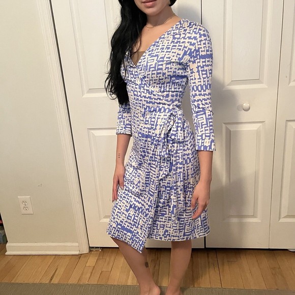 Diane Von Furstenberg "Julian" True Wrap Dress Blue White Print Size 2 - Picture 2 of 5
